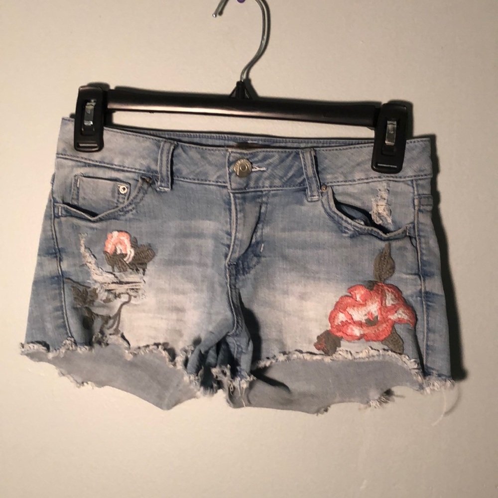 Light Wash Short Shorts w/ Embroidering